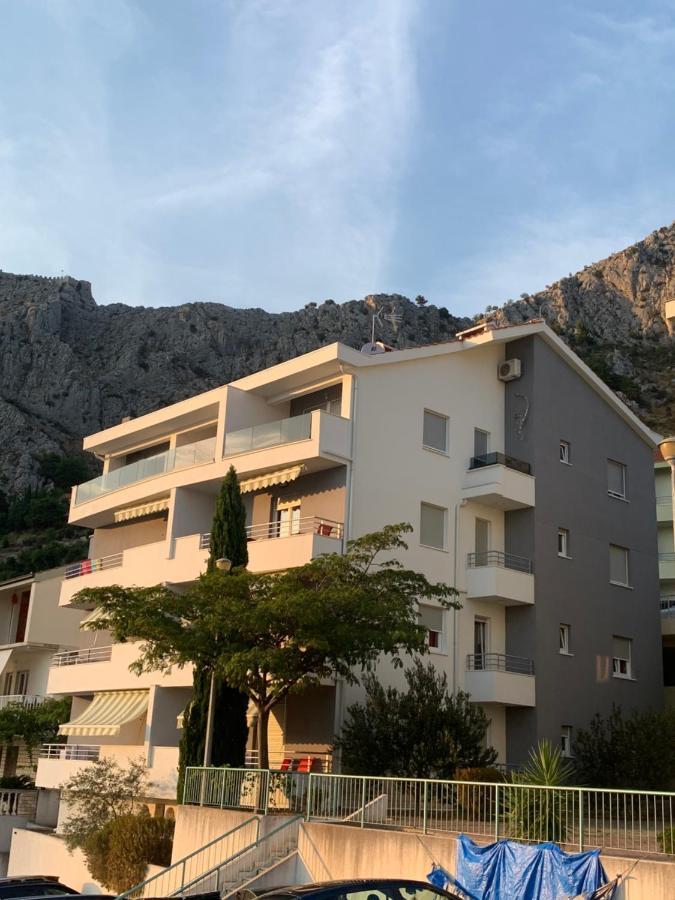 Apartments Beverly Омиш Экстерьер фото