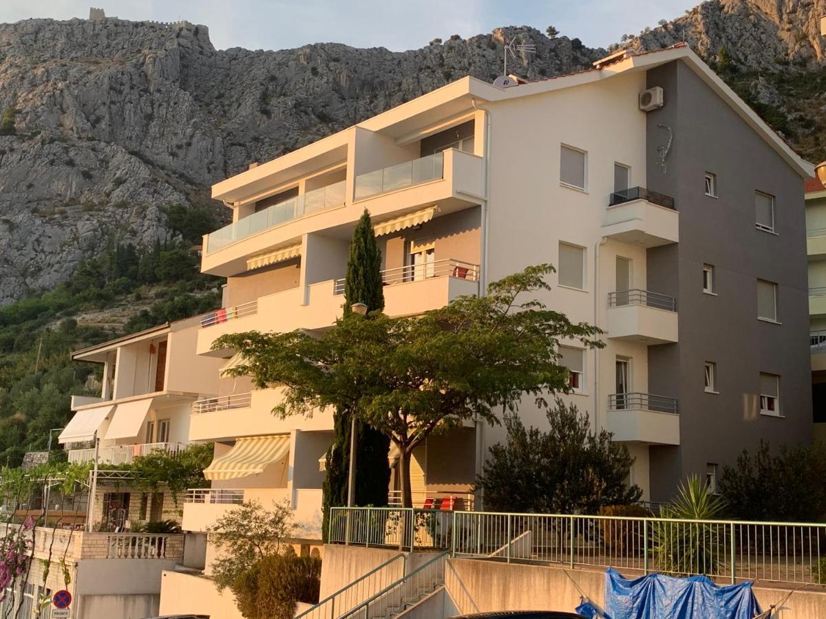 Apartments Beverly Омиш Экстерьер фото