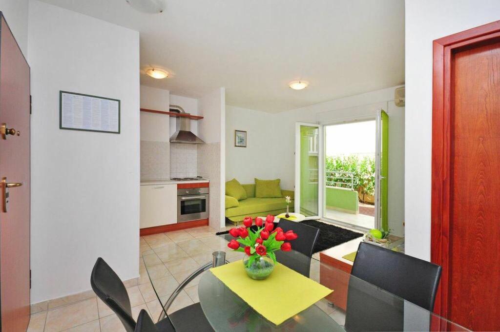 Apartments Beverly Омиш Экстерьер фото