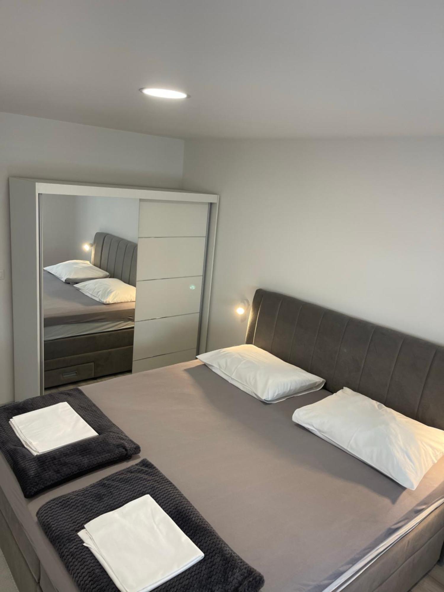 Apartments Beverly Омиш Экстерьер фото