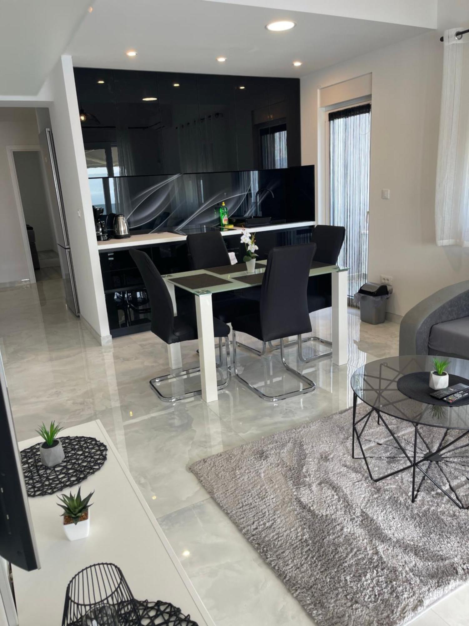 Apartments Beverly Омиш Экстерьер фото
