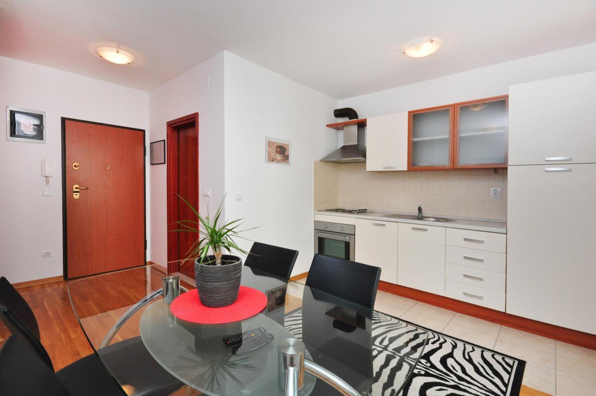 Apartments Beverly Омиш Экстерьер фото
