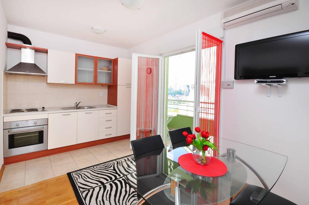 Apartments Beverly Омиш Экстерьер фото