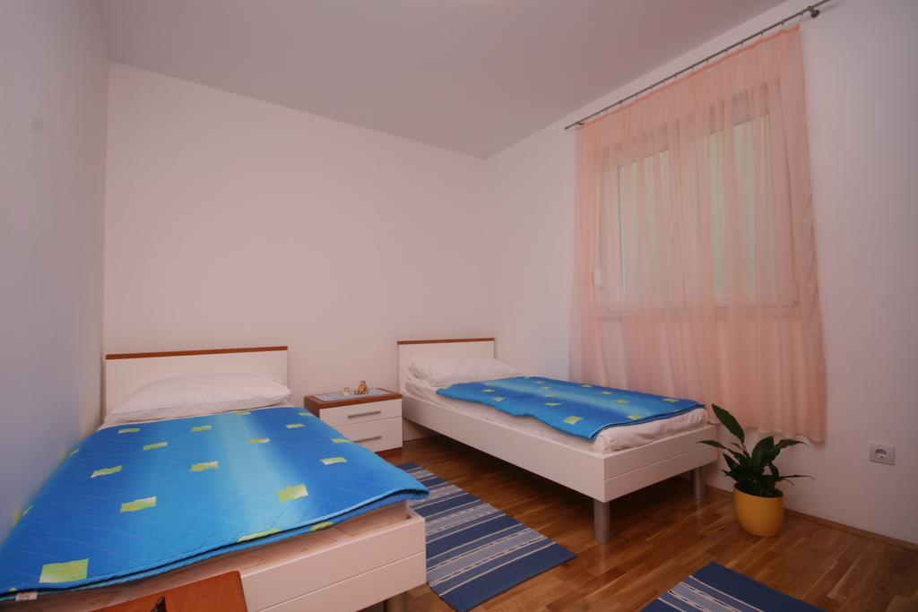 Apartments Beverly Омиш Экстерьер фото