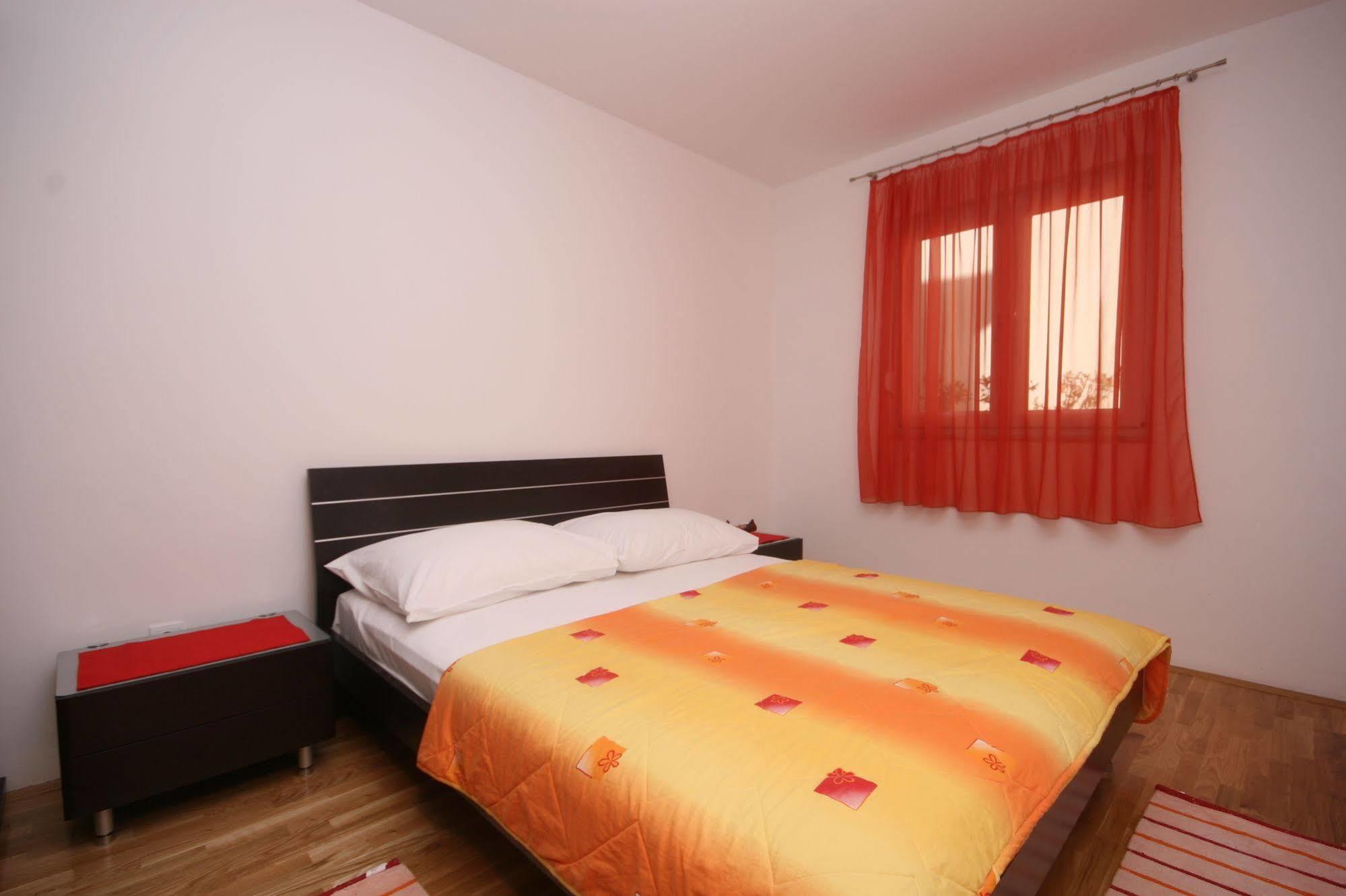 Apartments Beverly Омиш Экстерьер фото