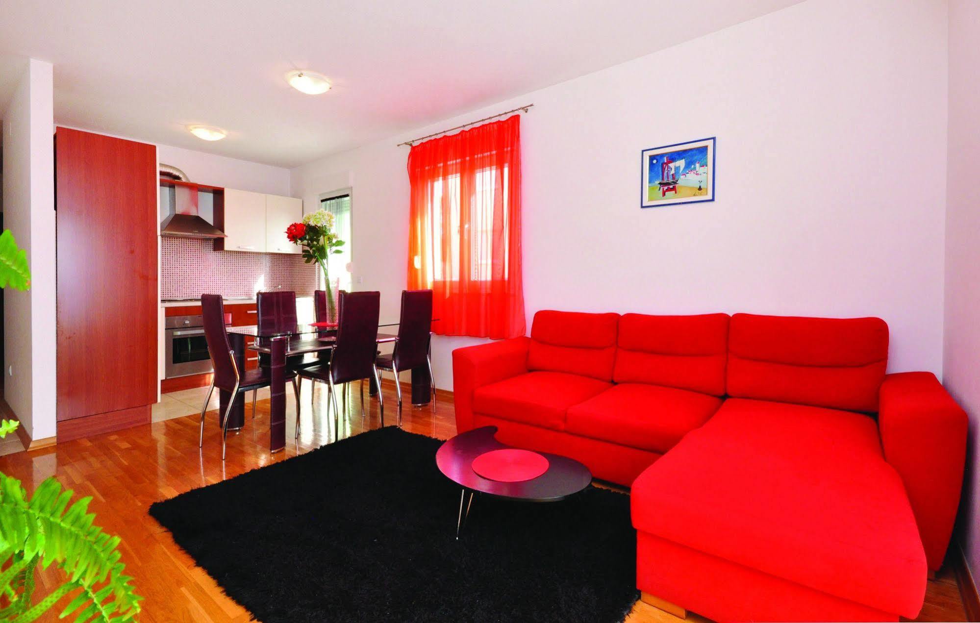 Apartments Beverly Омиш Экстерьер фото