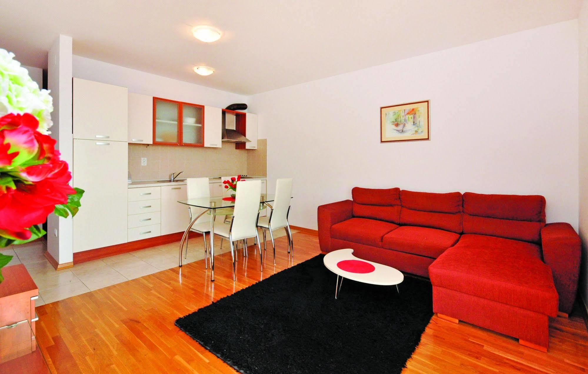 Apartments Beverly Омиш Экстерьер фото