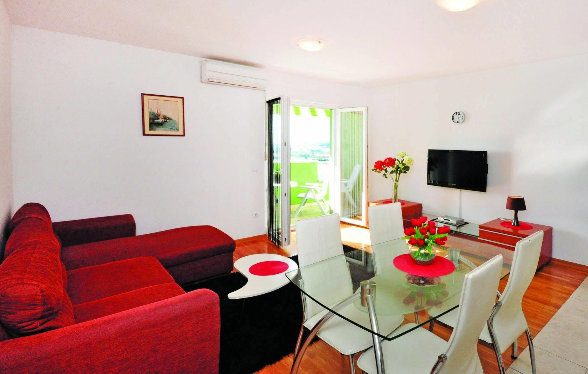 Apartments Beverly Омиш Экстерьер фото