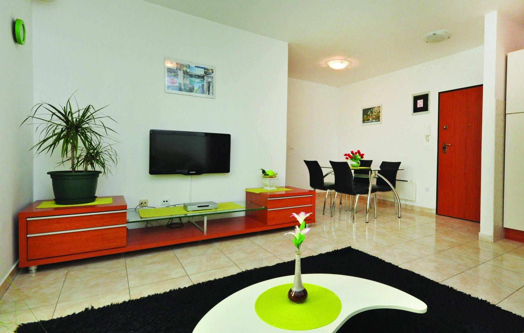 Apartments Beverly Омиш Экстерьер фото