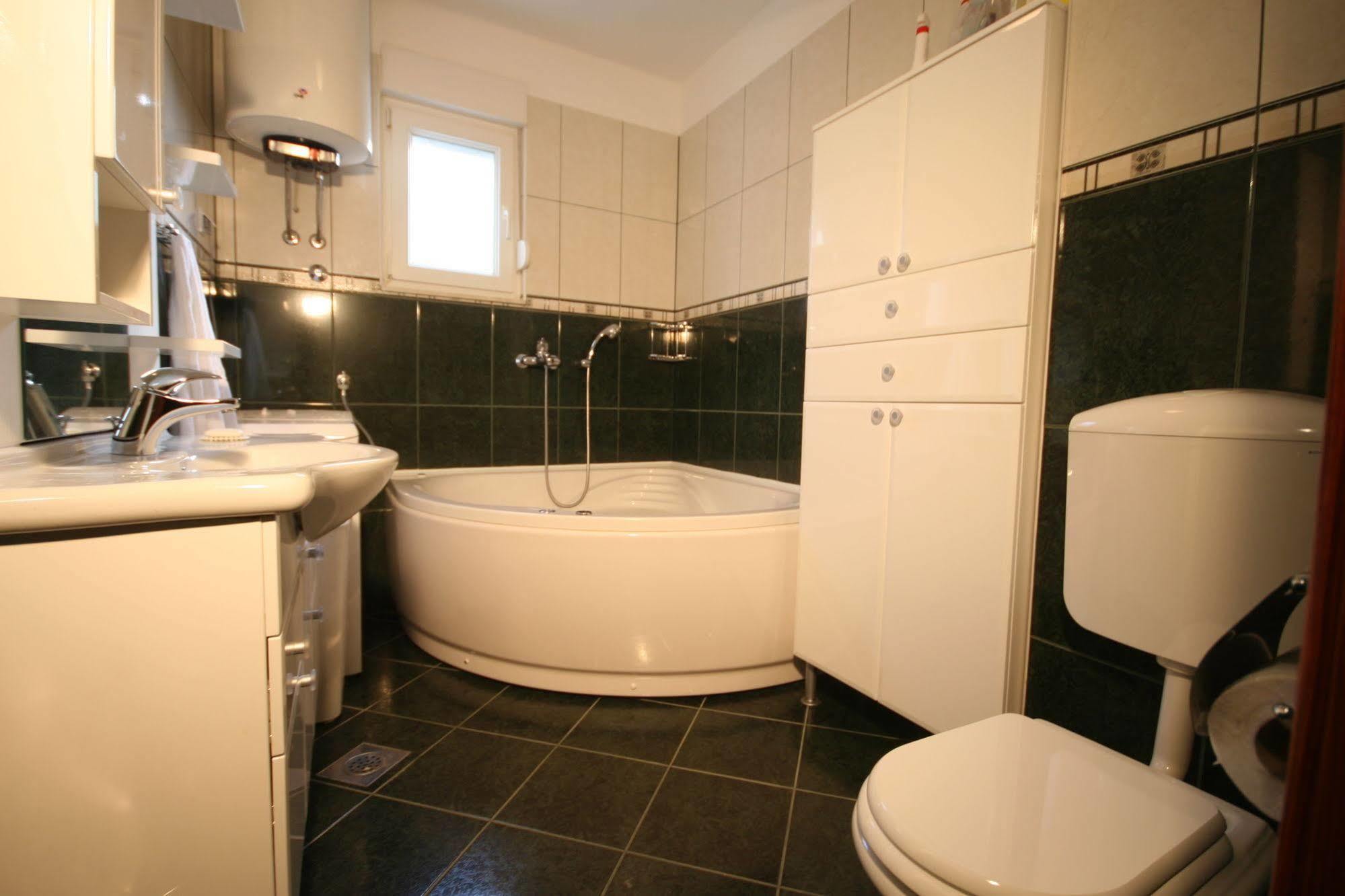 Apartments Beverly Омиш Экстерьер фото