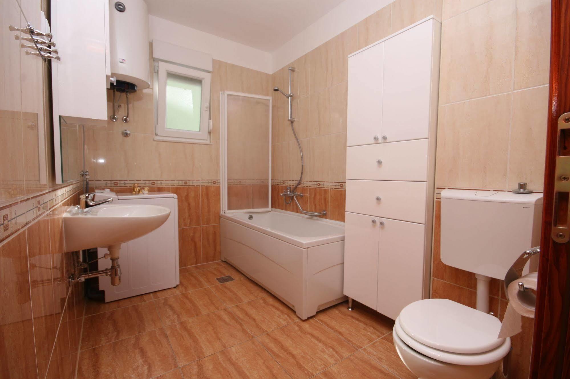 Apartments Beverly Омиш Экстерьер фото