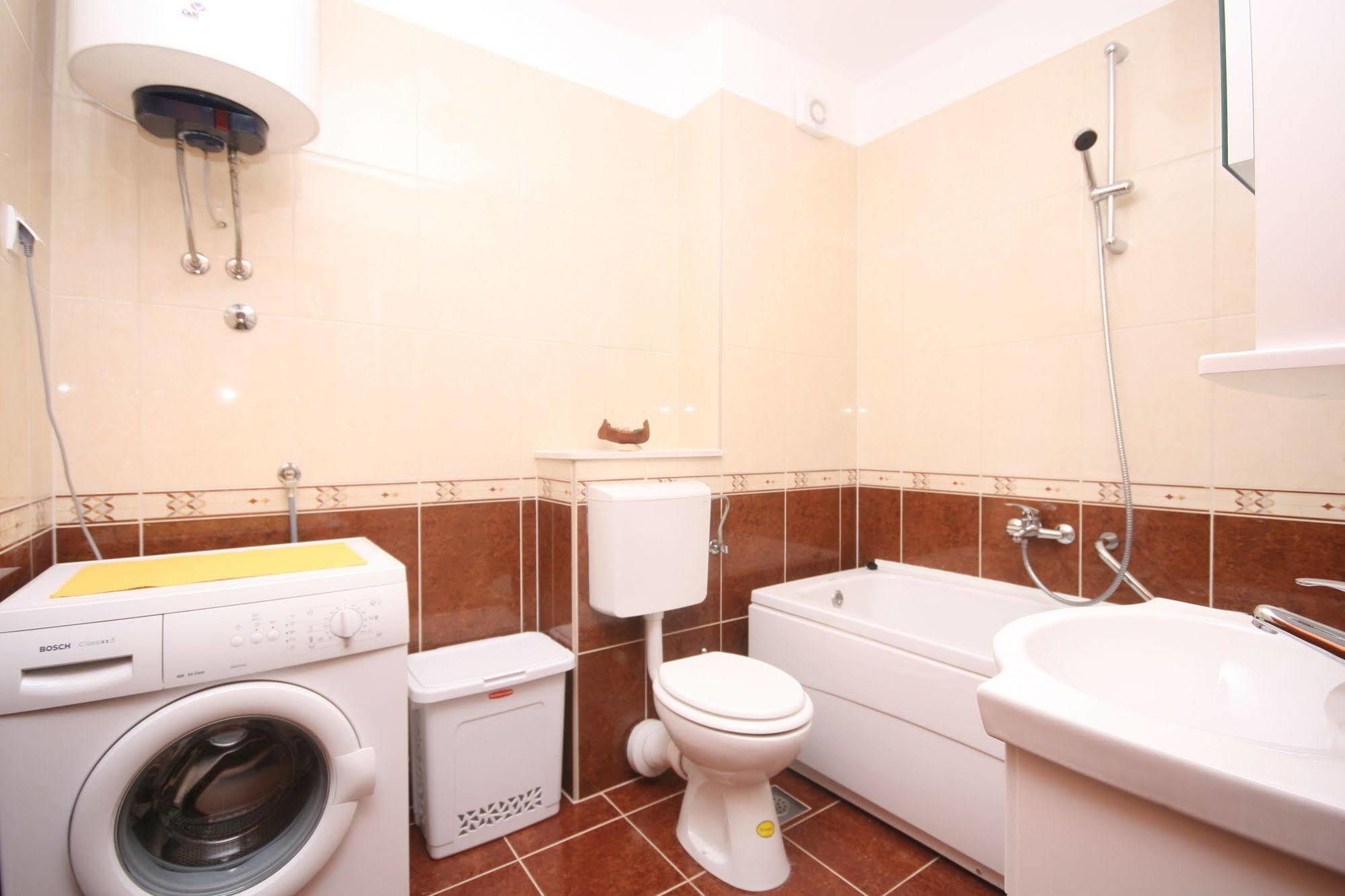 Apartments Beverly Омиш Экстерьер фото