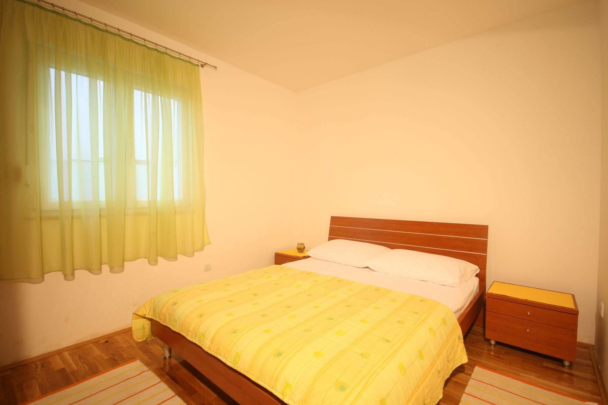 Apartments Beverly Омиш Экстерьер фото