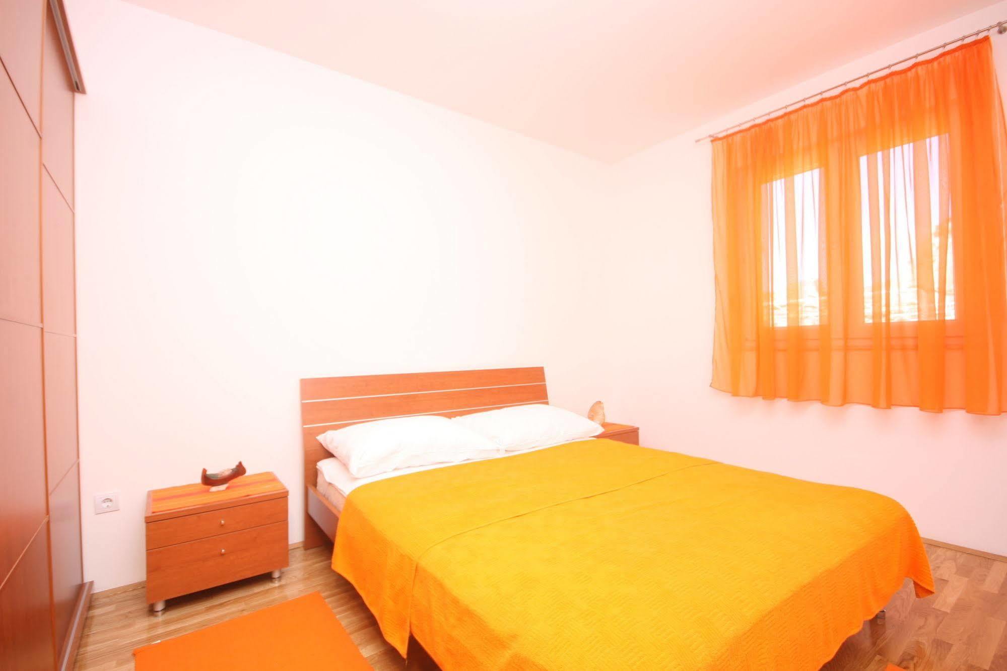Apartments Beverly Омиш Экстерьер фото
