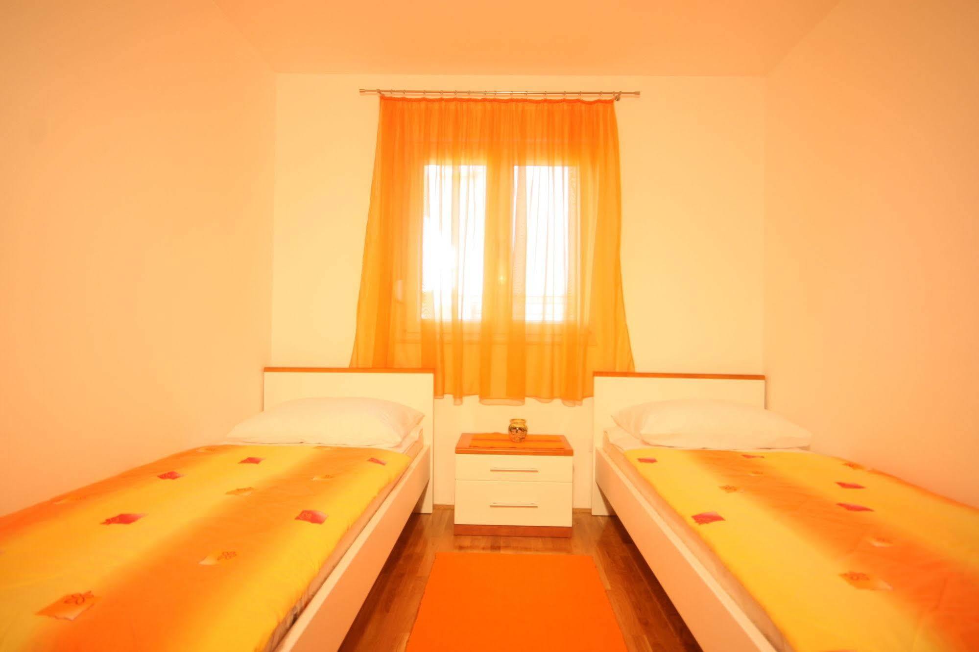 Apartments Beverly Омиш Экстерьер фото