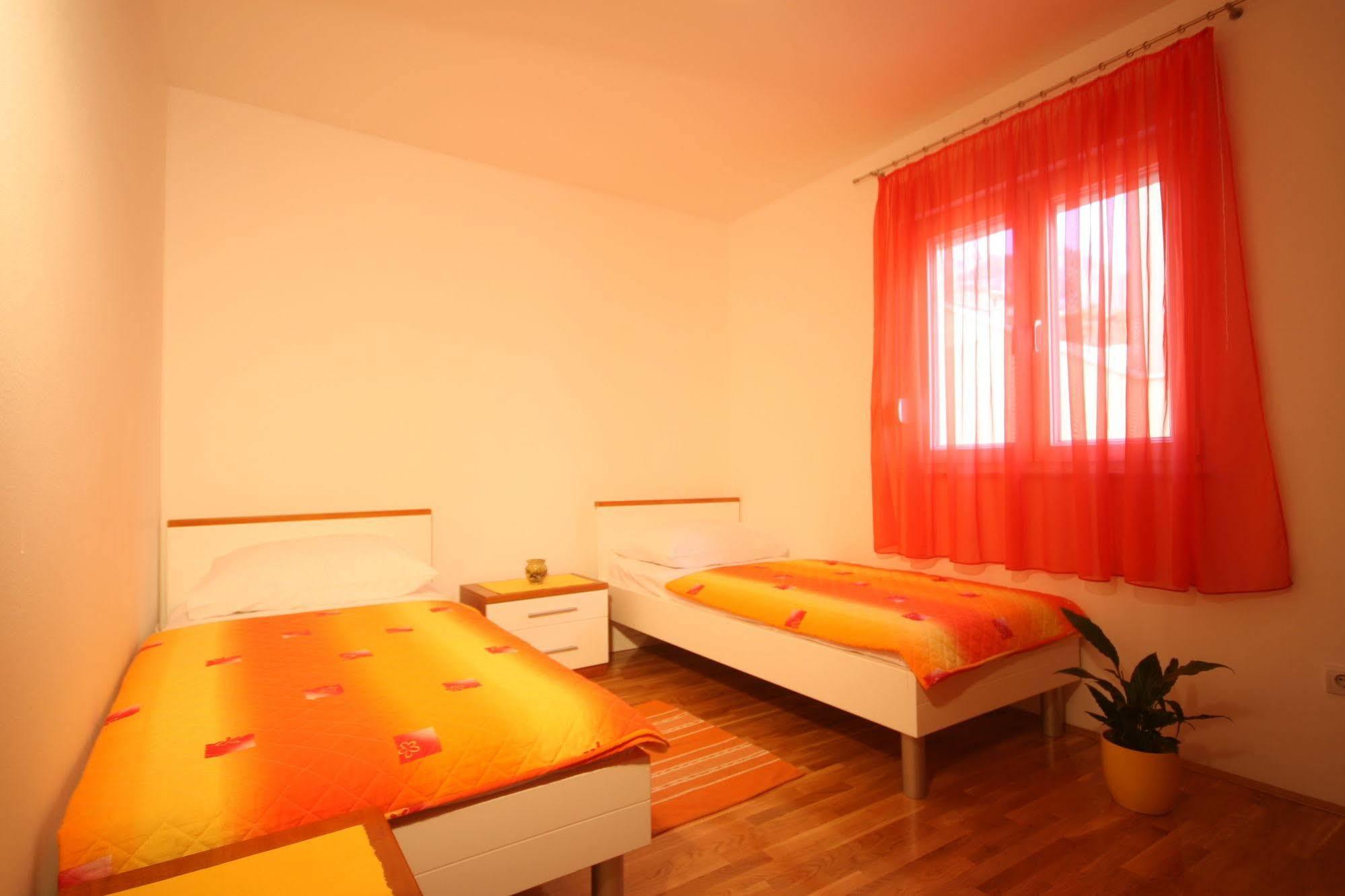 Apartments Beverly Омиш Экстерьер фото