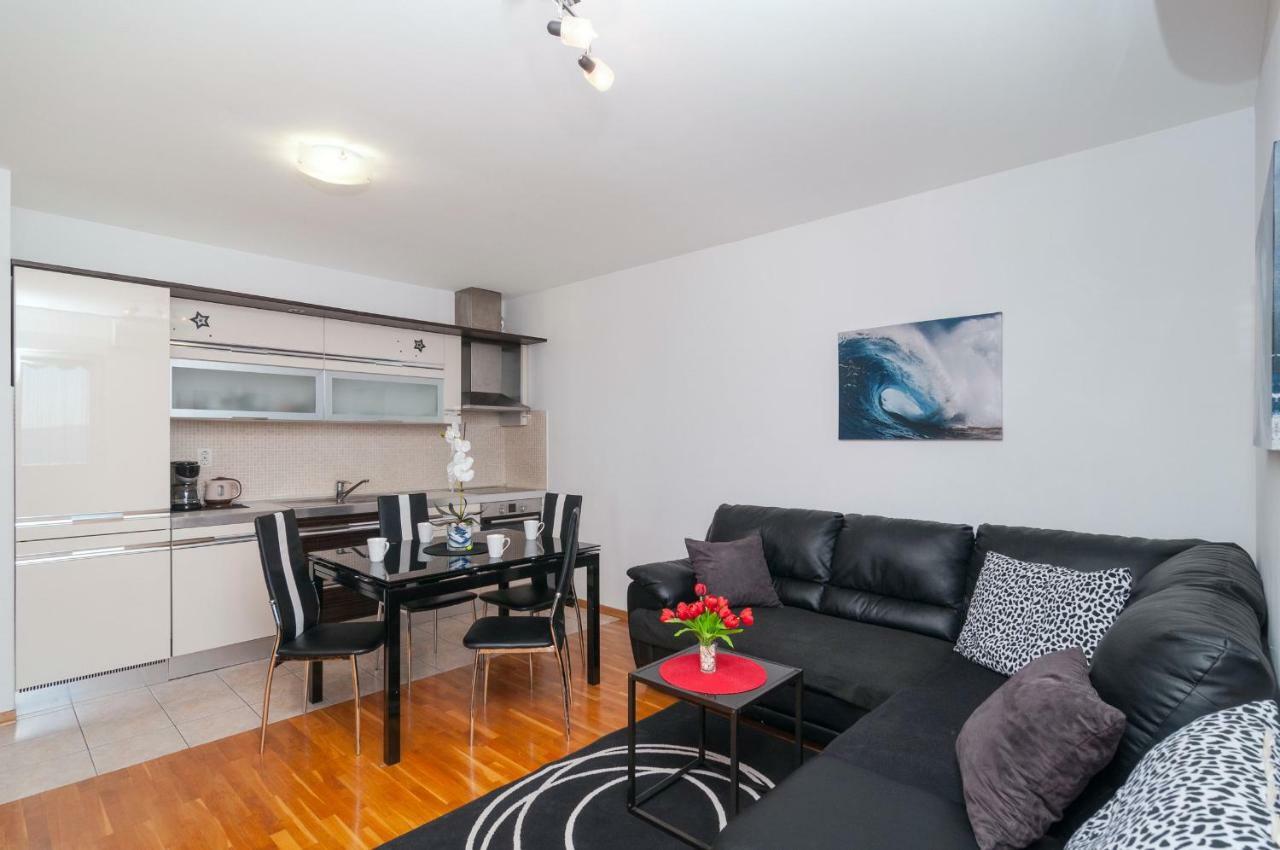 Apartments Beverly Омиш Экстерьер фото